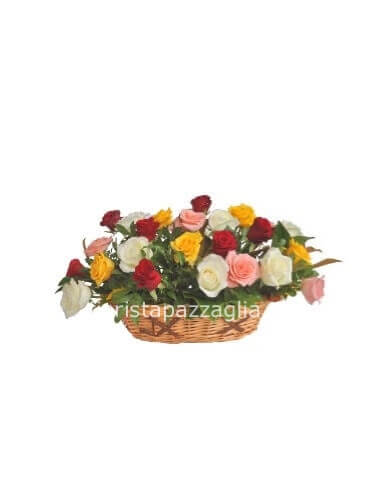 Composizione in cesto di rose disponibili o misto disponibile fresco
