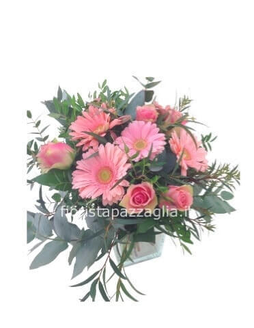 bouquett misto fiori sul rosa