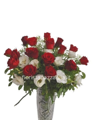 bouquet di roselline rosse e fiori disponibili al momento risaltante