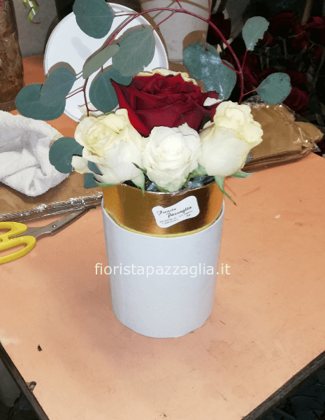 fiori in box di varie forme e misure con fiori freschi consigliamo di telefonare per modifiche